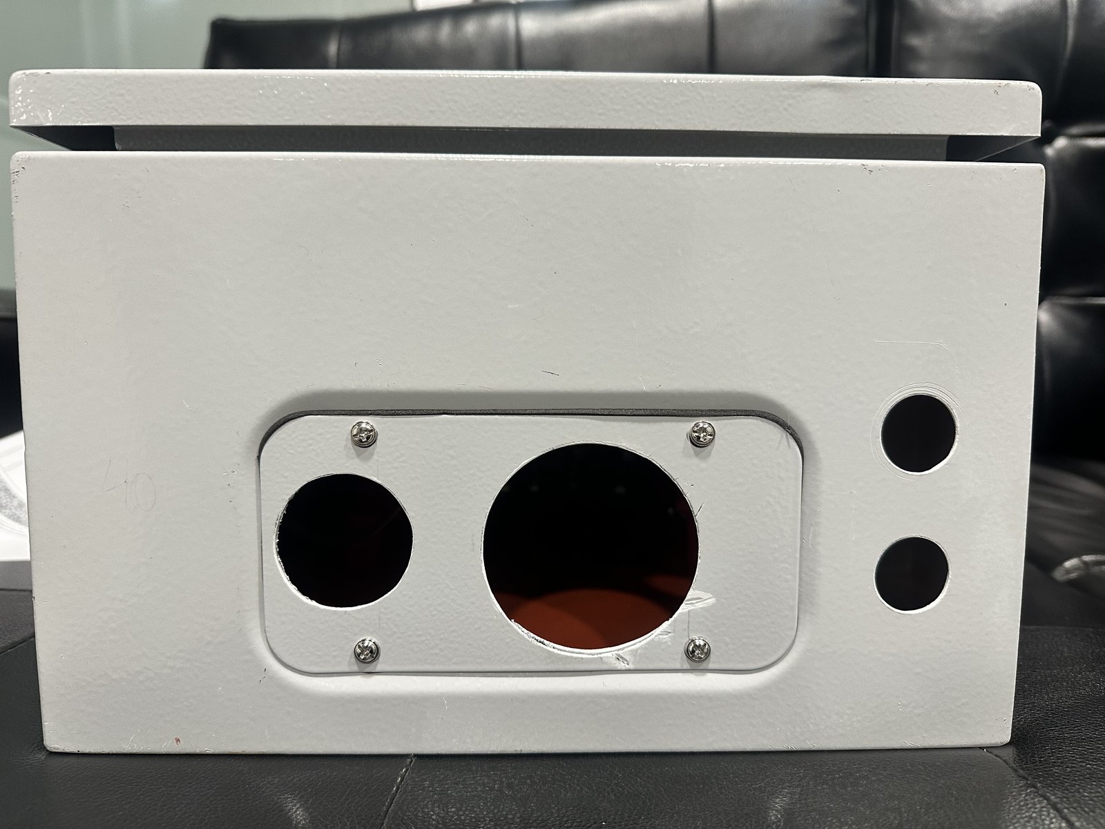 Gabinetes y tableros metálicos en proceso de fabricación — Armetal SpA
